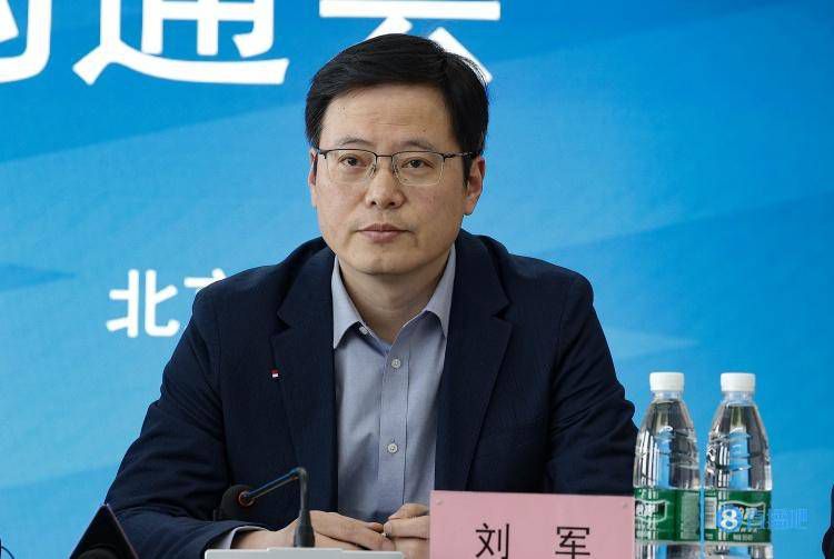 她双腿大开被绑在床调教ktv