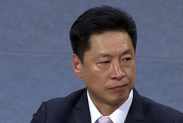 一个仿真玩偶出现在海报中央，正在全神贯注地注视着人类女孩。