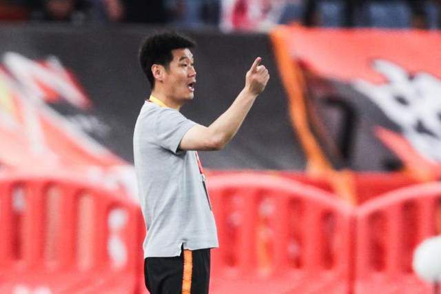 在作为组织一员活动的同时，他们试图接近“凤凰”并查明真相。