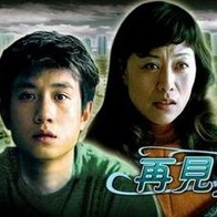 盖茨比用尽全力堆砌的华丽，最终如他派对上的烟花一般，绚烂却短暂。